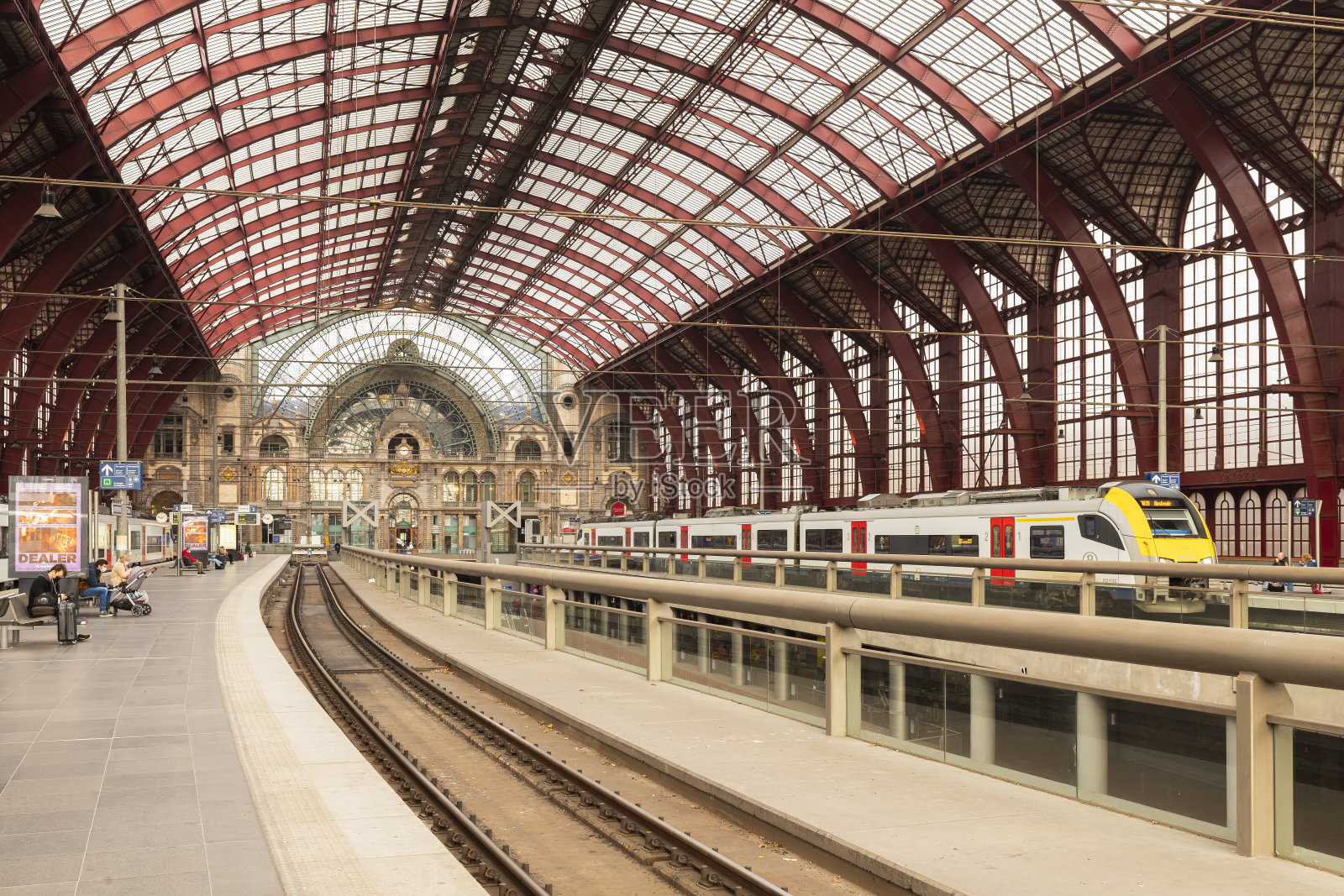 安特卫普火车站的钢屋顶站台。照片摄影图片