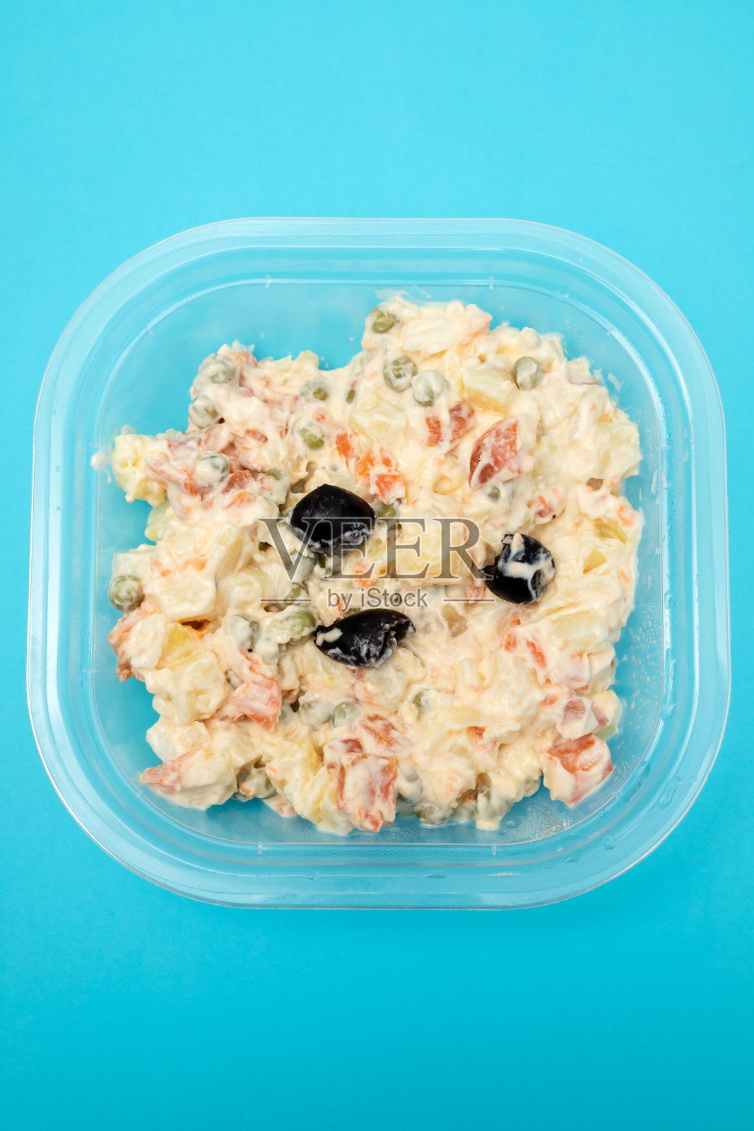 典型的蔬菜沙拉与酱在塑料盒照片摄影图片