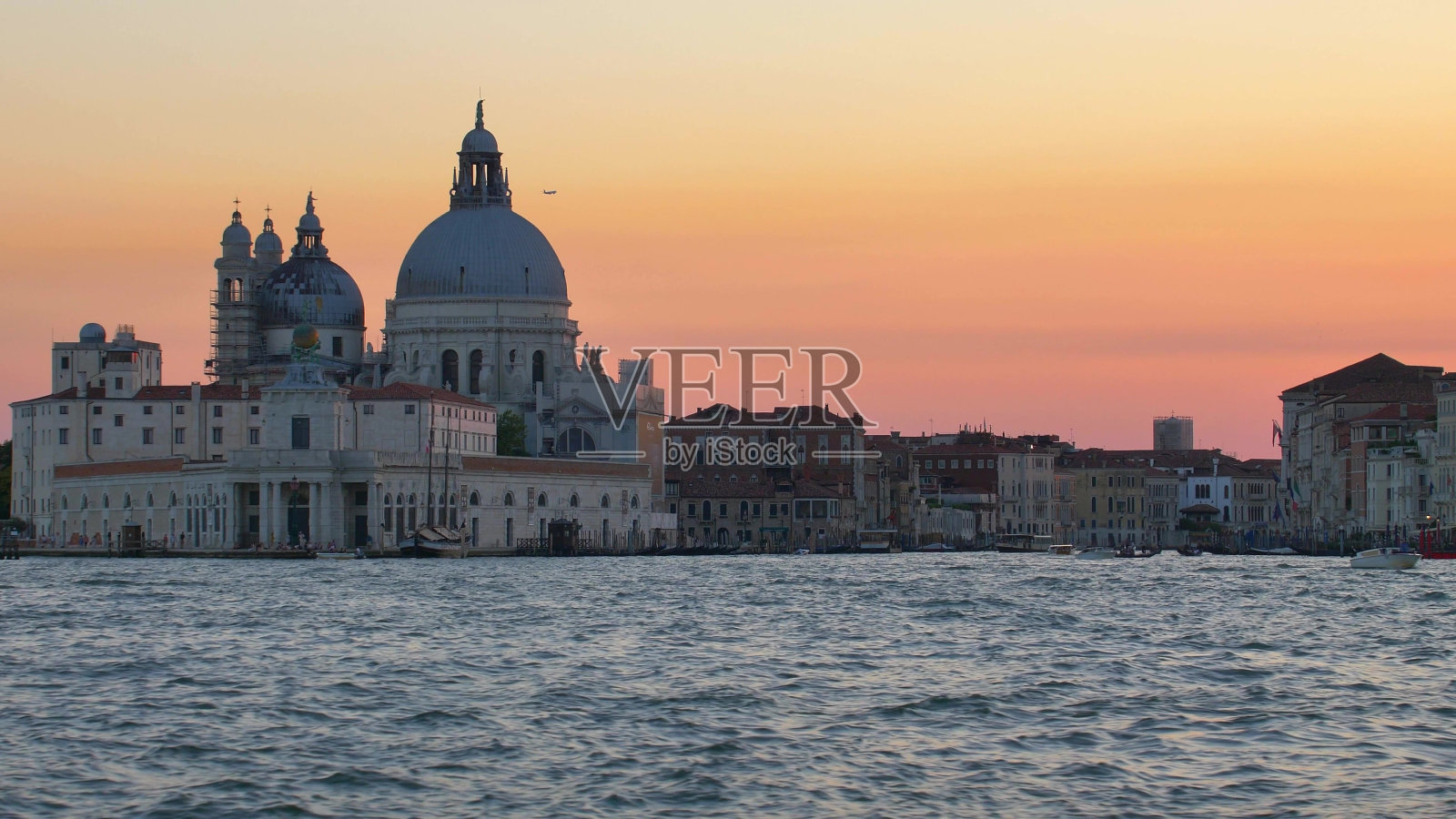 意大利威尼斯大运河上的日落慢镜头游泳照片摄影图片