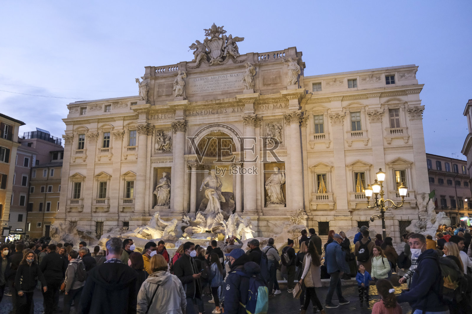 在意大利罗马的特莱维Fontana di Trevi前，照片摄影图片