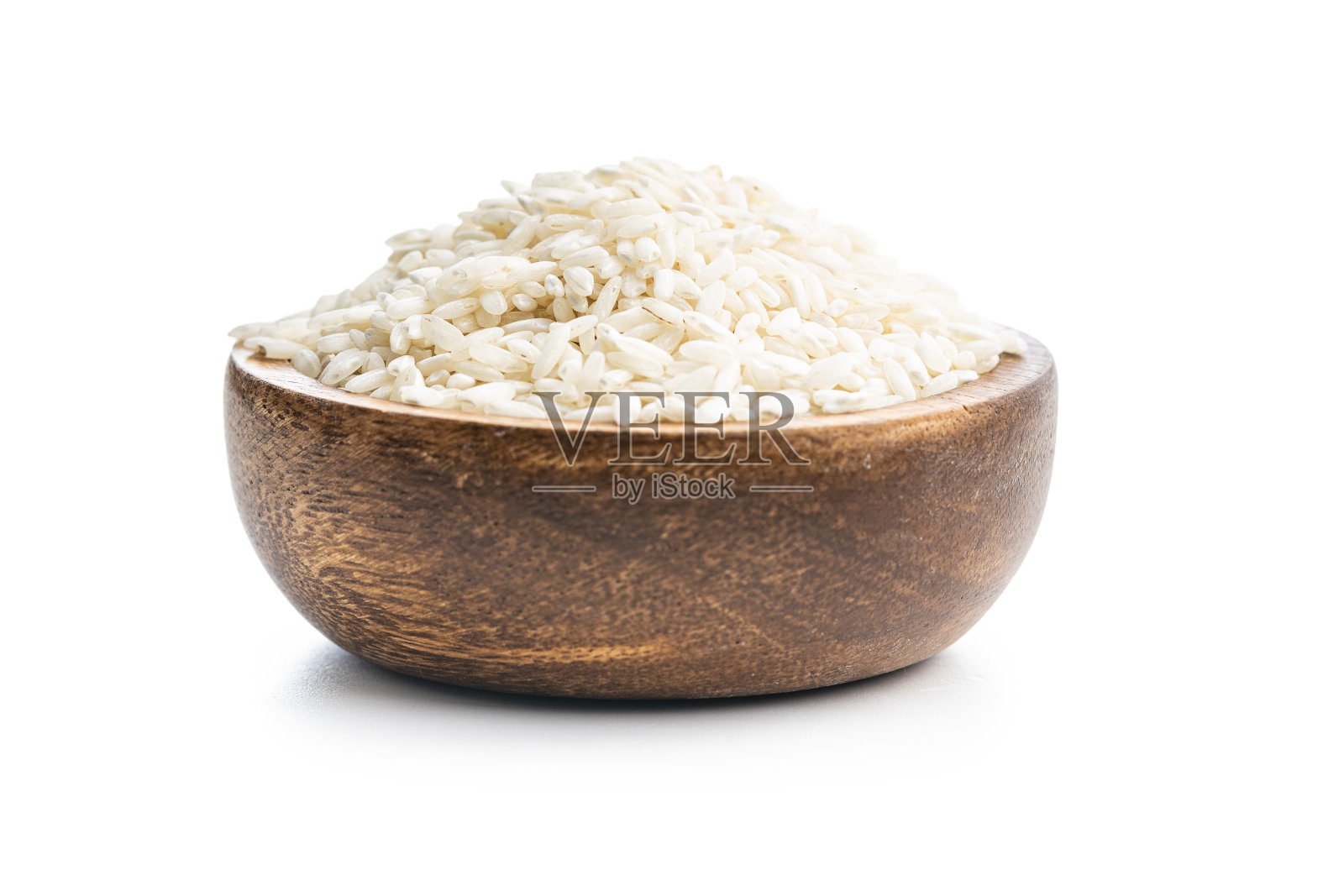 白色背景上的生的卡纳罗利调味饭。照片摄影图片