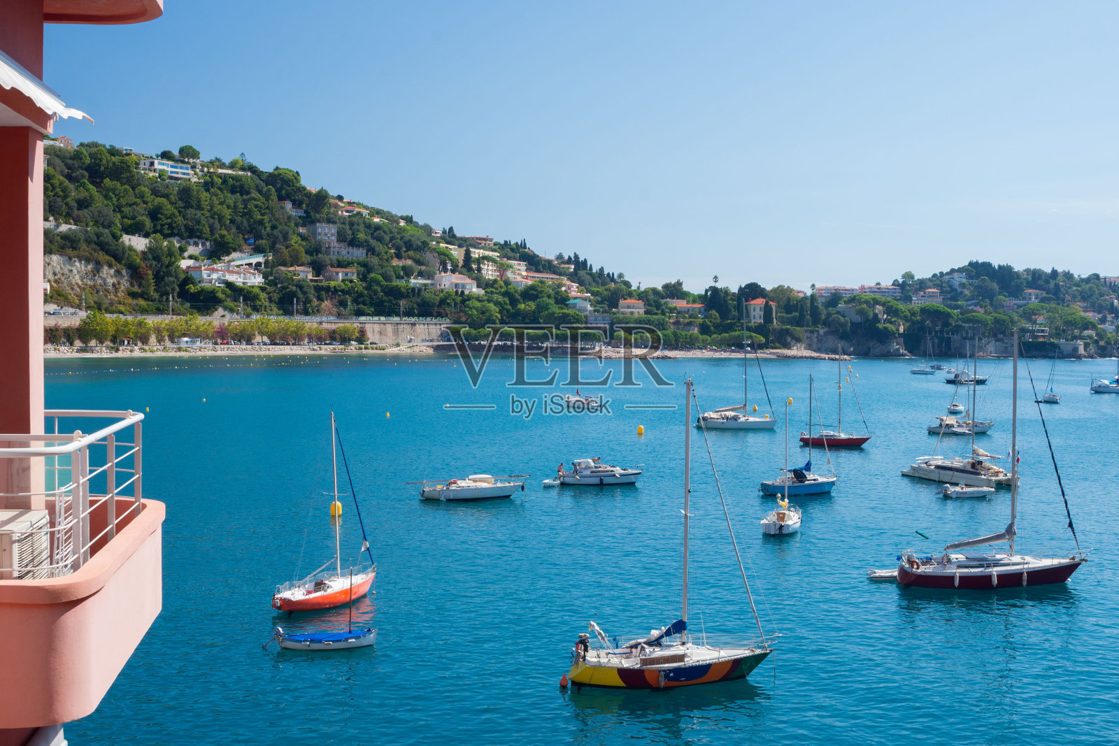 清晨，在法国里维埃拉度假胜地滨海维尔弗朗什的堤岸上照片摄影图片