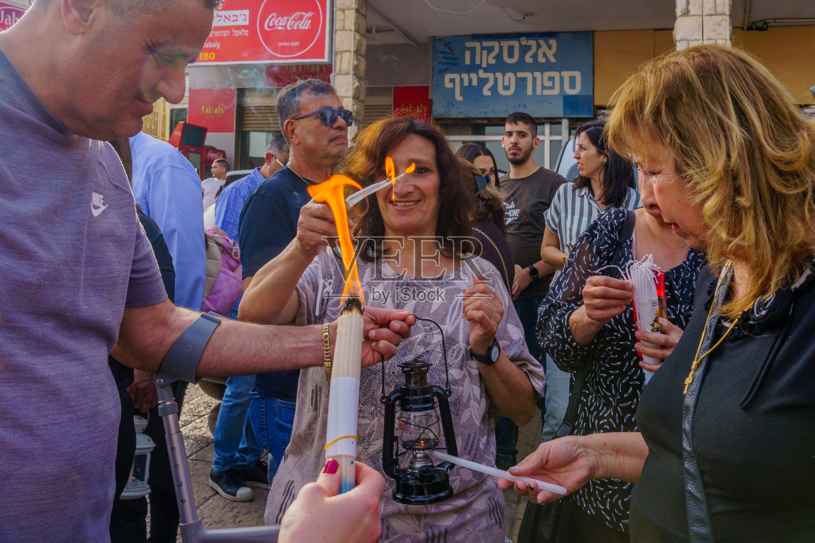 在拿撒勒的东正教复活节神圣星期六，照片摄影图片