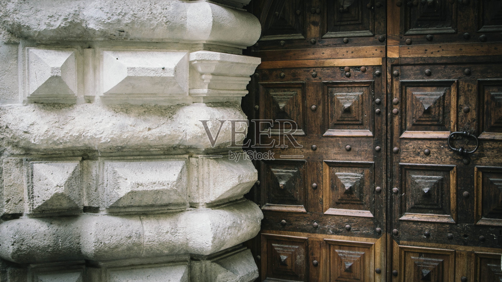 华丽的木门和详细的砖石照片摄影图片