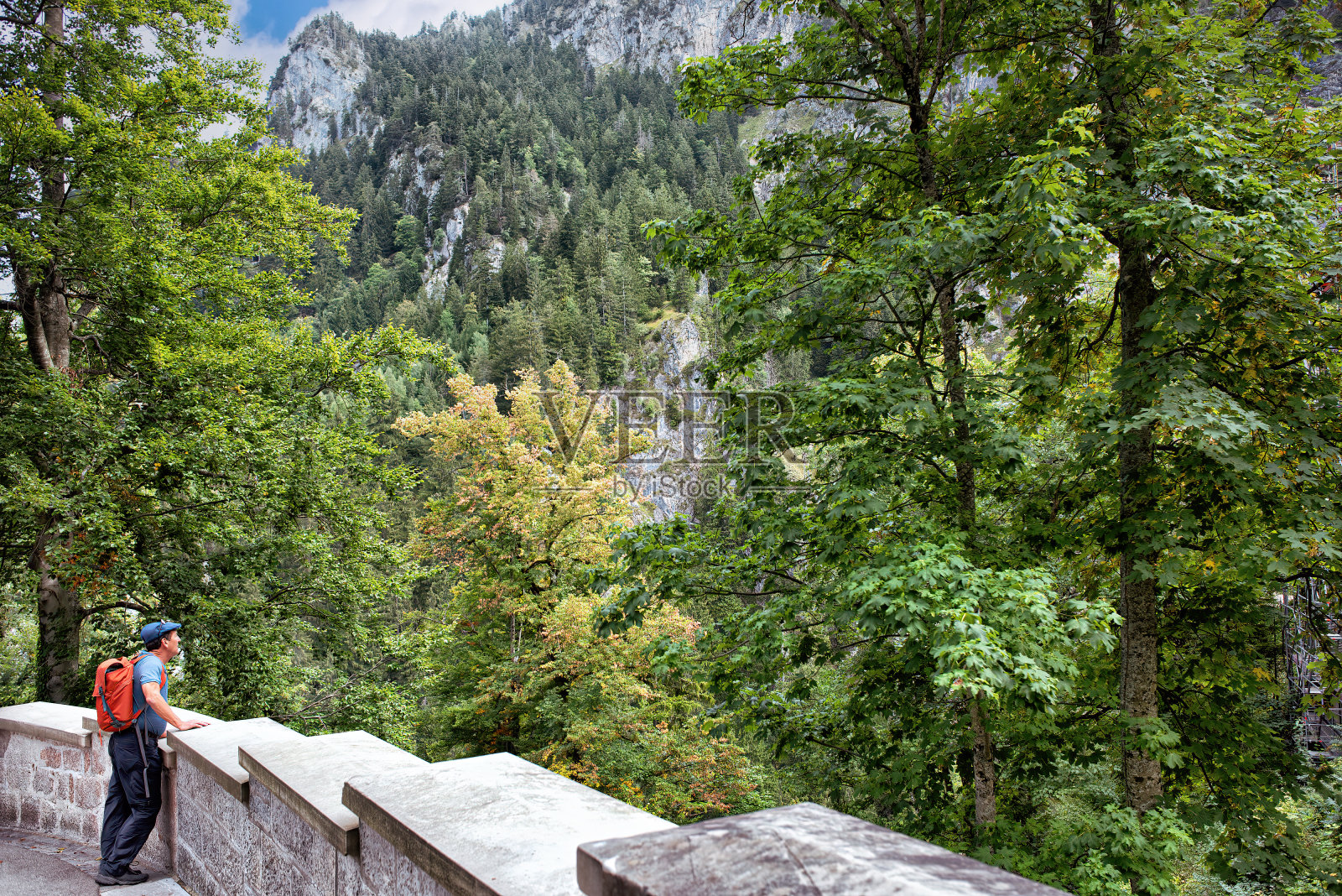 一个观察高山的人。照片摄影图片