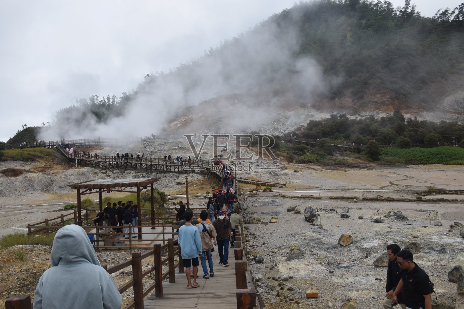 游客们近距离观看火山口照片摄影图片