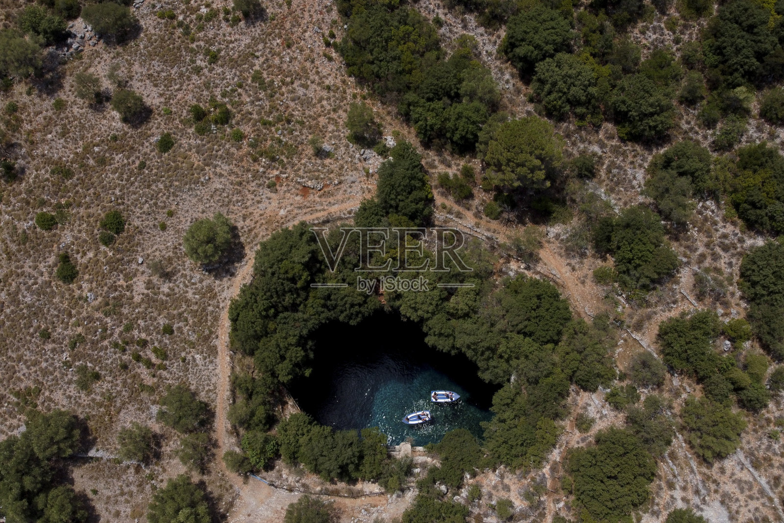 凯法尼亚岛上的梅利萨尼湖鸟瞰图照片摄影图片