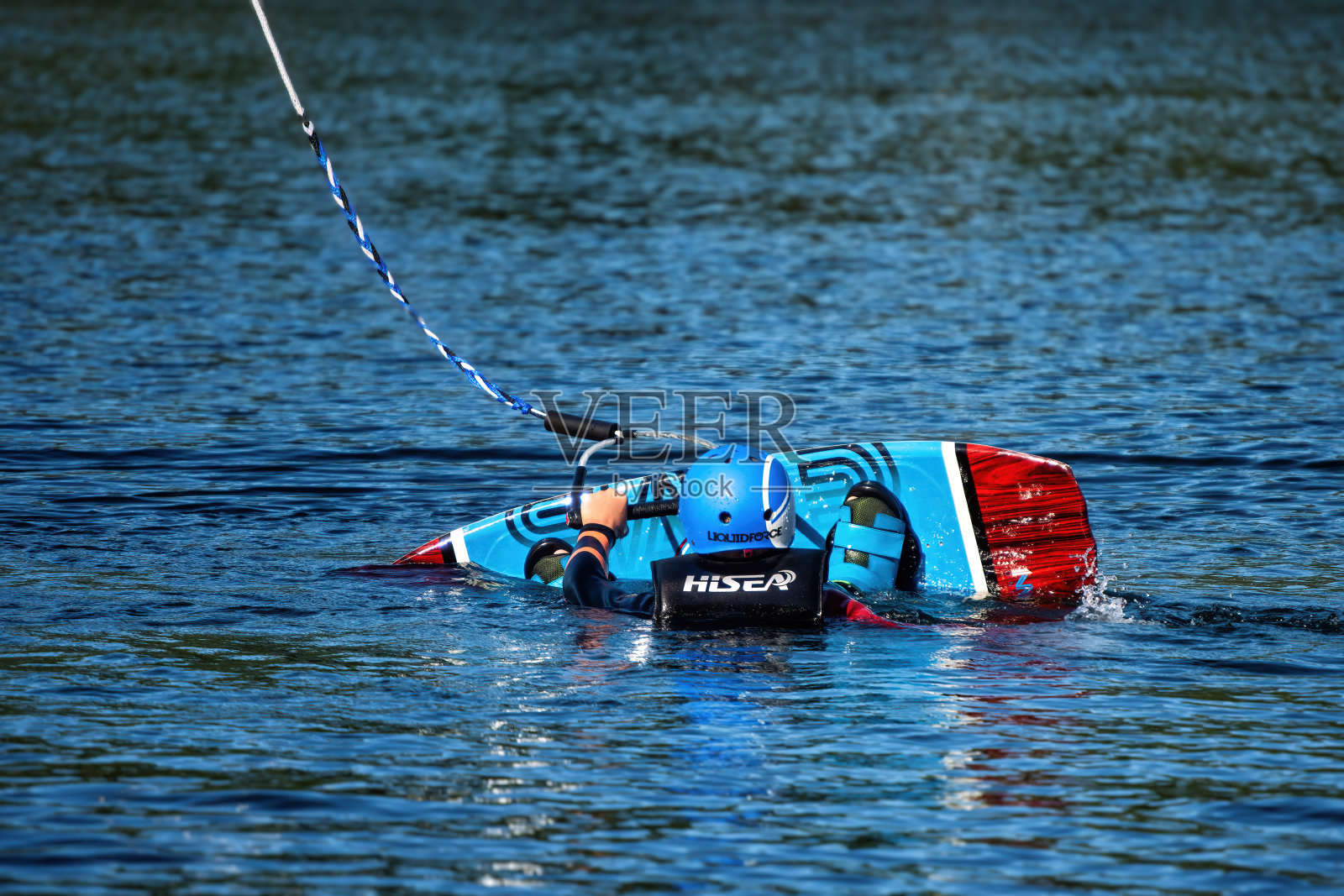 一个女人尾波滑水。照片摄影图片