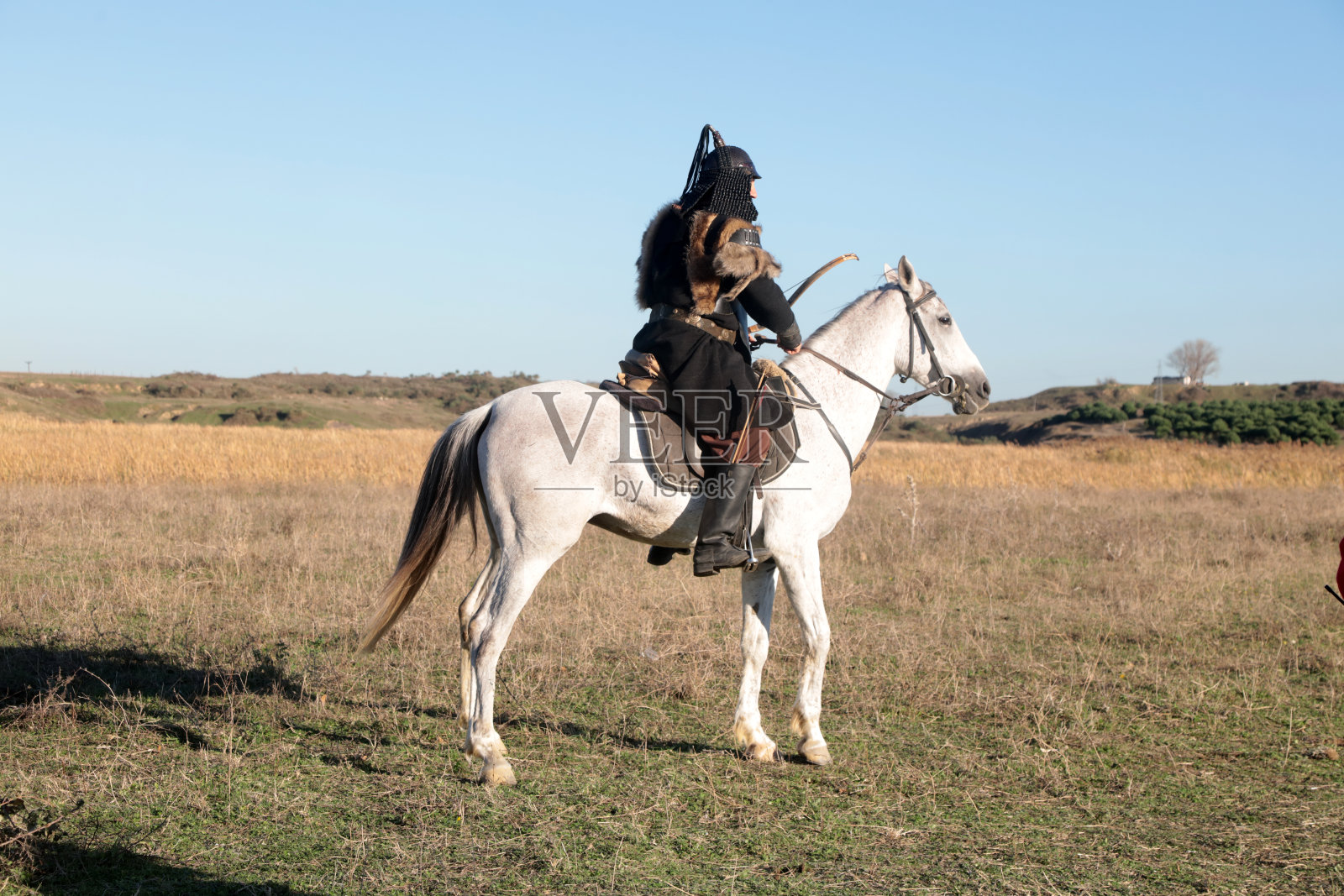 身穿传统服装的土耳其士兵骑着一匹白马。照片摄影图片