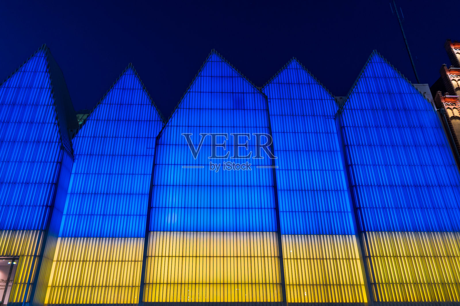 04/09/2022。什切青市,波兰。新颖抽象的几何形状的爱乐音乐厅。照片摄影图片