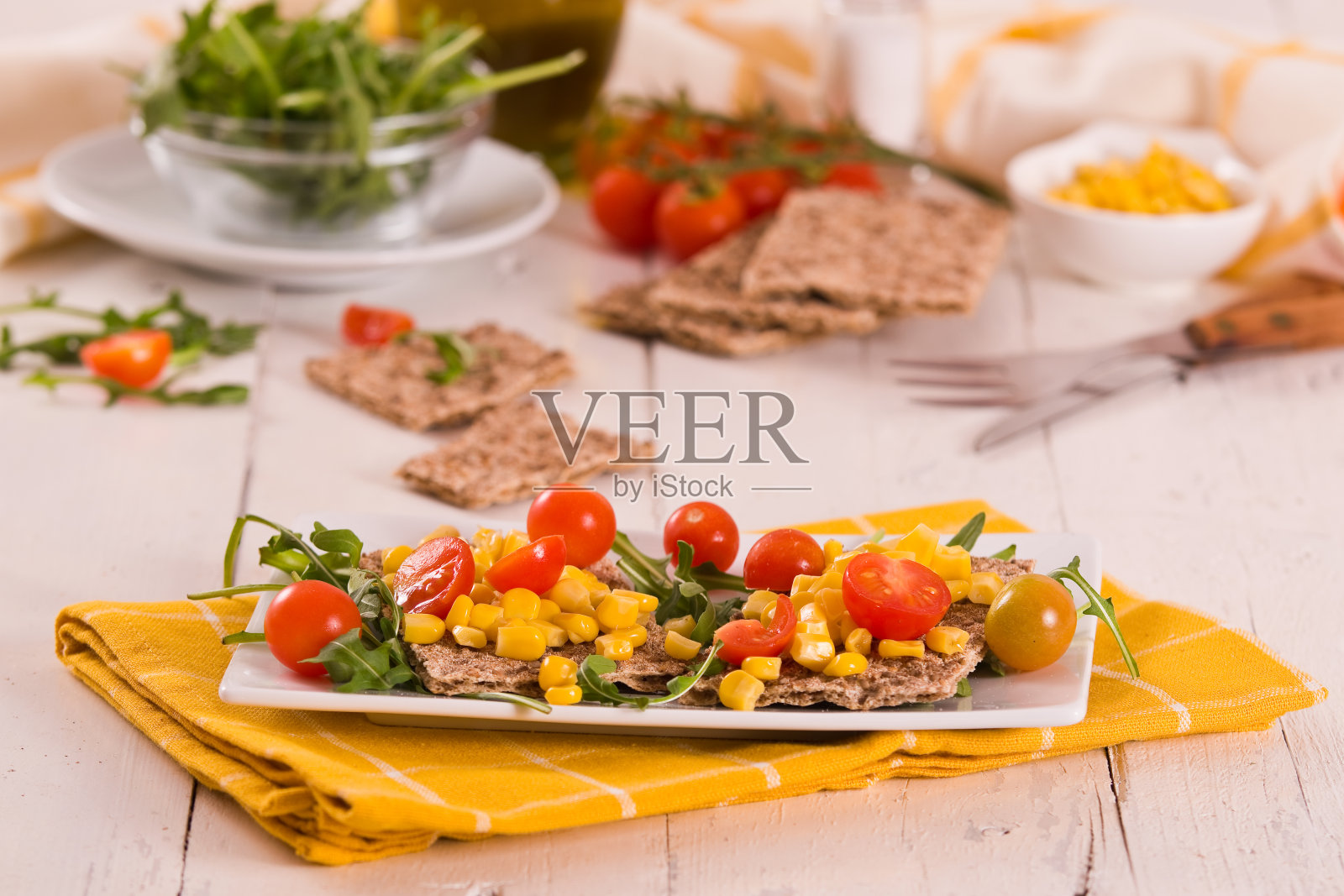 香脆黑麦面包配芝麻、芝麻菜和甜玉米。照片摄影图片