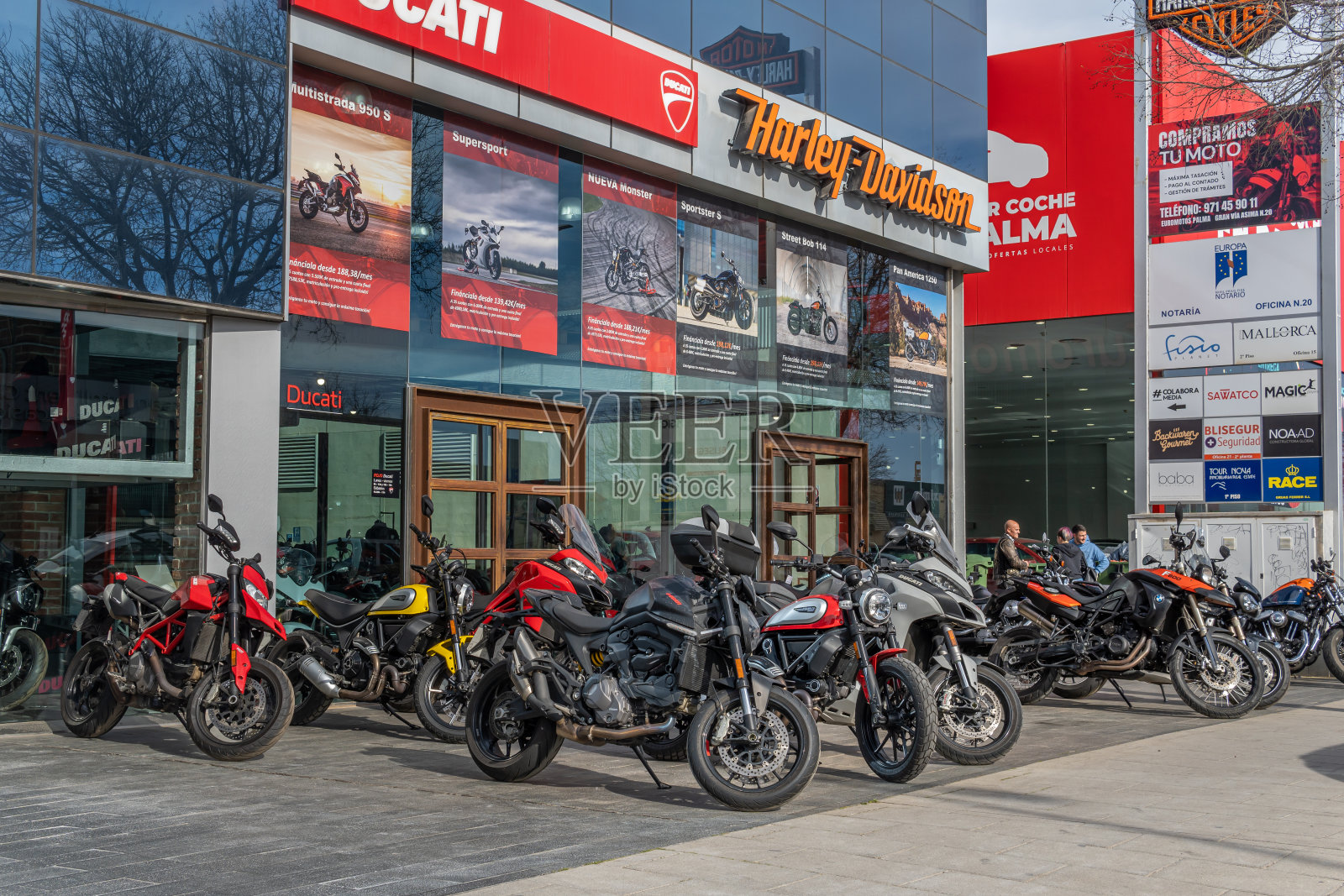 销售哈雷戴维森和杜卡迪摩托车的经销商照片摄影图片