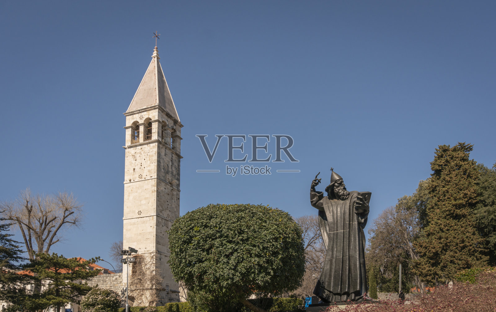 克罗地亚斯普利特的钟塔和宁纪念碑的主教照片摄影图片