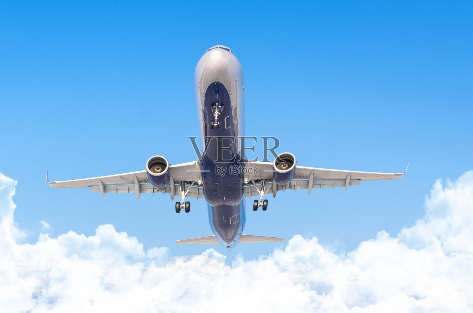 一艘客轮在云层中飞过。照片摄影图片