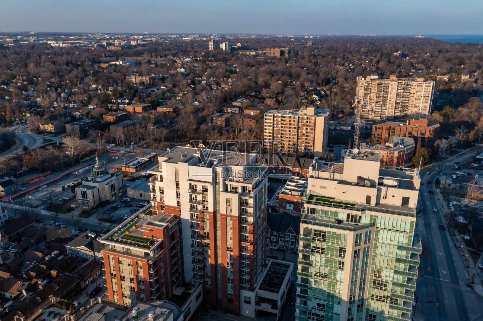 布兰特街码头和安大略湖的鸟瞰图，伯灵顿，加拿大照片摄影图片