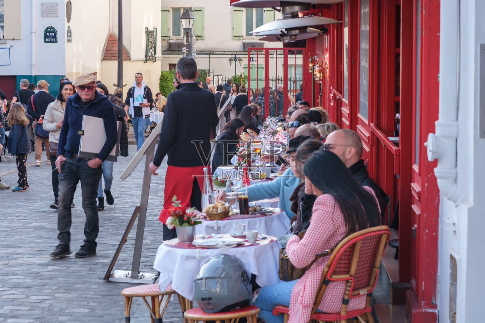 在巴黎蒙马特吃晚餐照片摄影图片