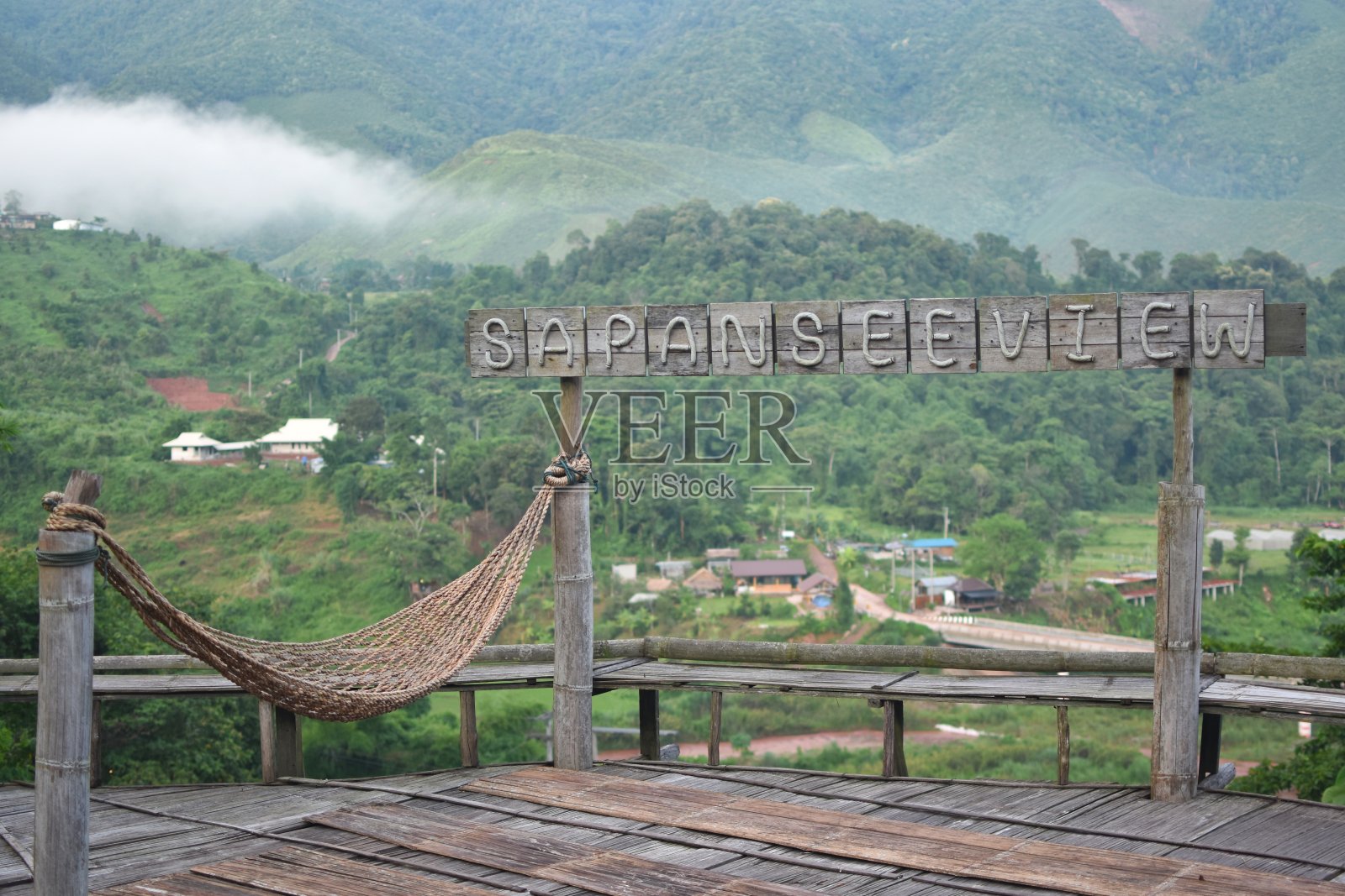 泰国南的一个宁静的村庄，早晨弥漫着薄雾。照片摄影图片