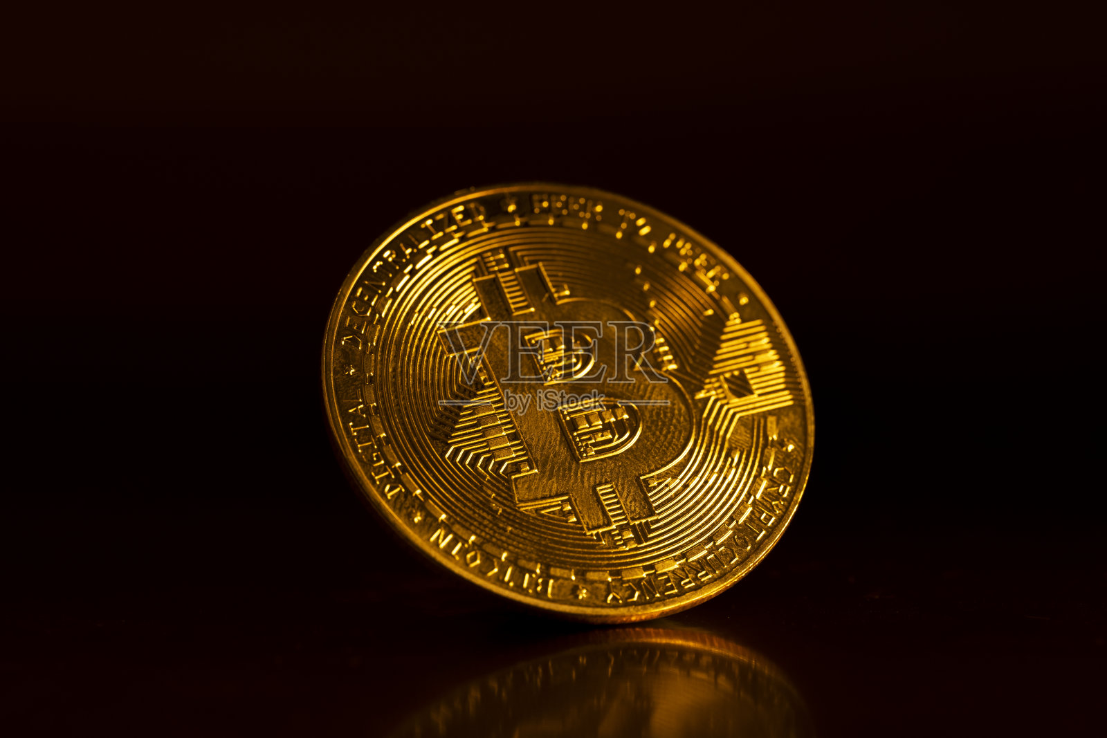 黑色背景上的比特币图标照片摄影图片