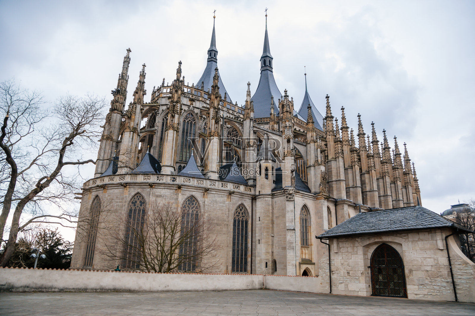 圣芭芭拉教堂有刺尖的窗户，独特的哥特式石头大教堂，奇美拉和滴水嘴兽，巴洛克雕像，拱门和扶壁照片摄影图片