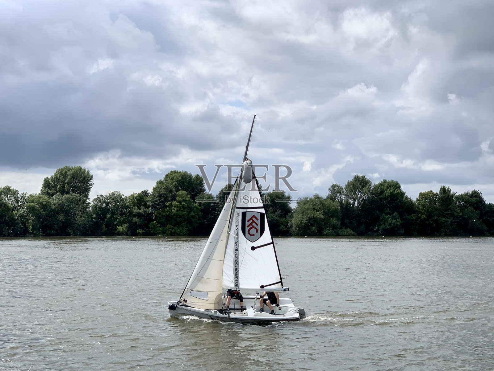 英国伦敦泰晤士河上的帆船比赛照片摄影图片