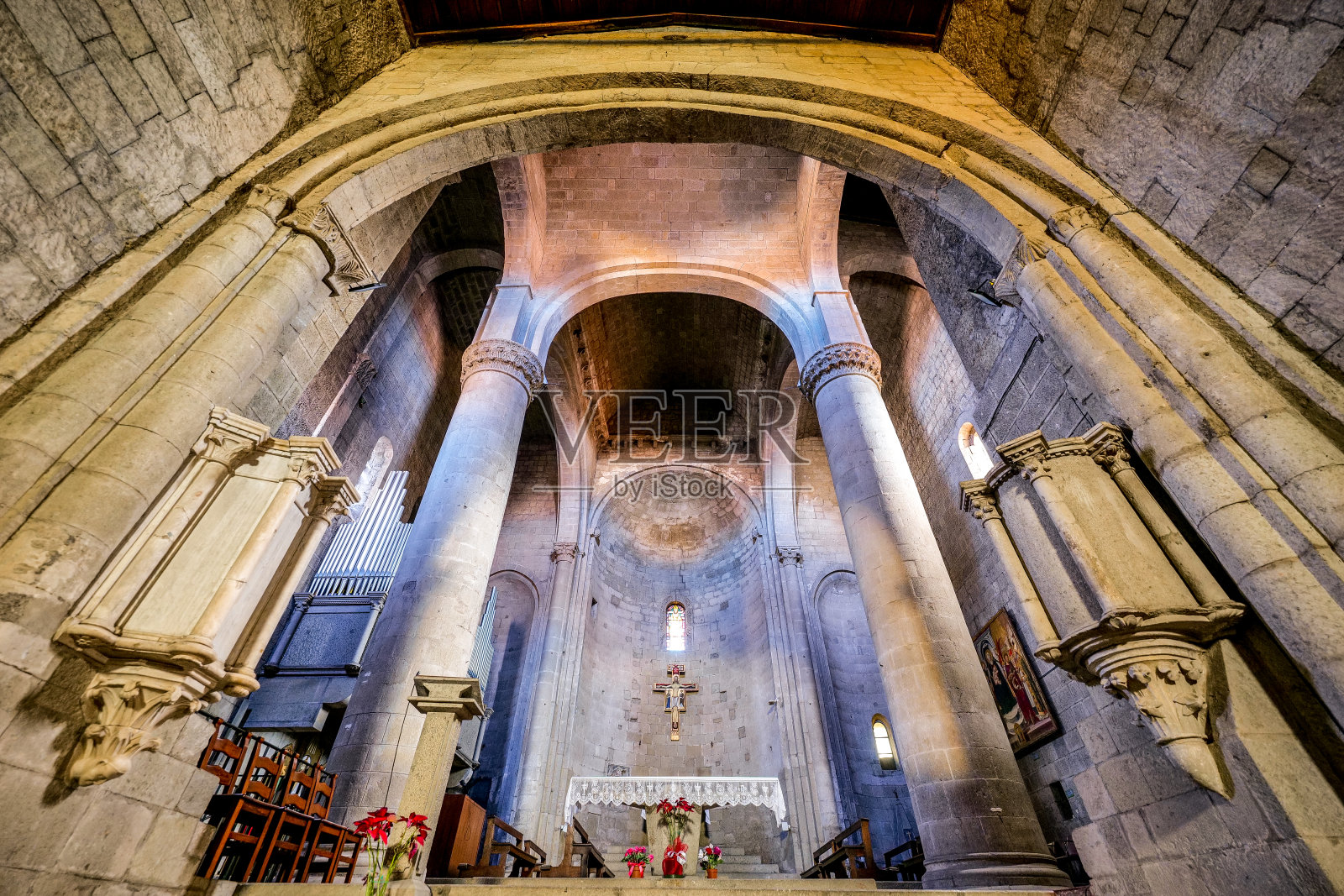 这是中世纪维特博中心圣西斯托教堂庄严肃穆的内部照片摄影图片