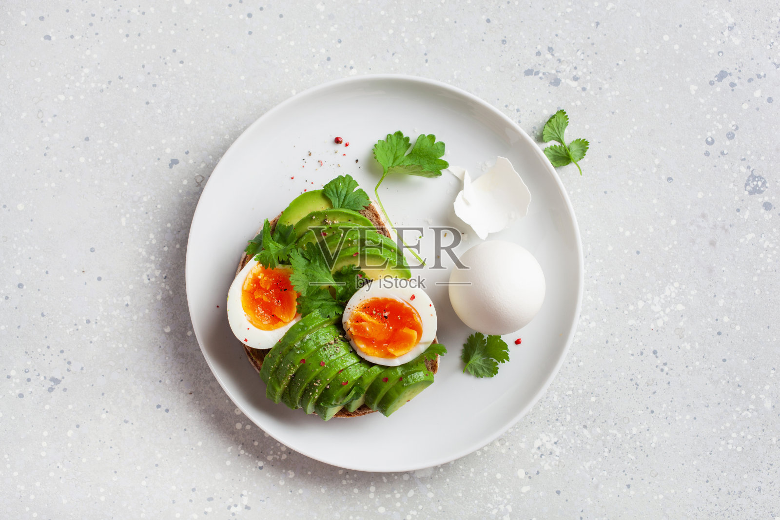 早餐牛油果三明治配煮鸡蛋照片摄影图片