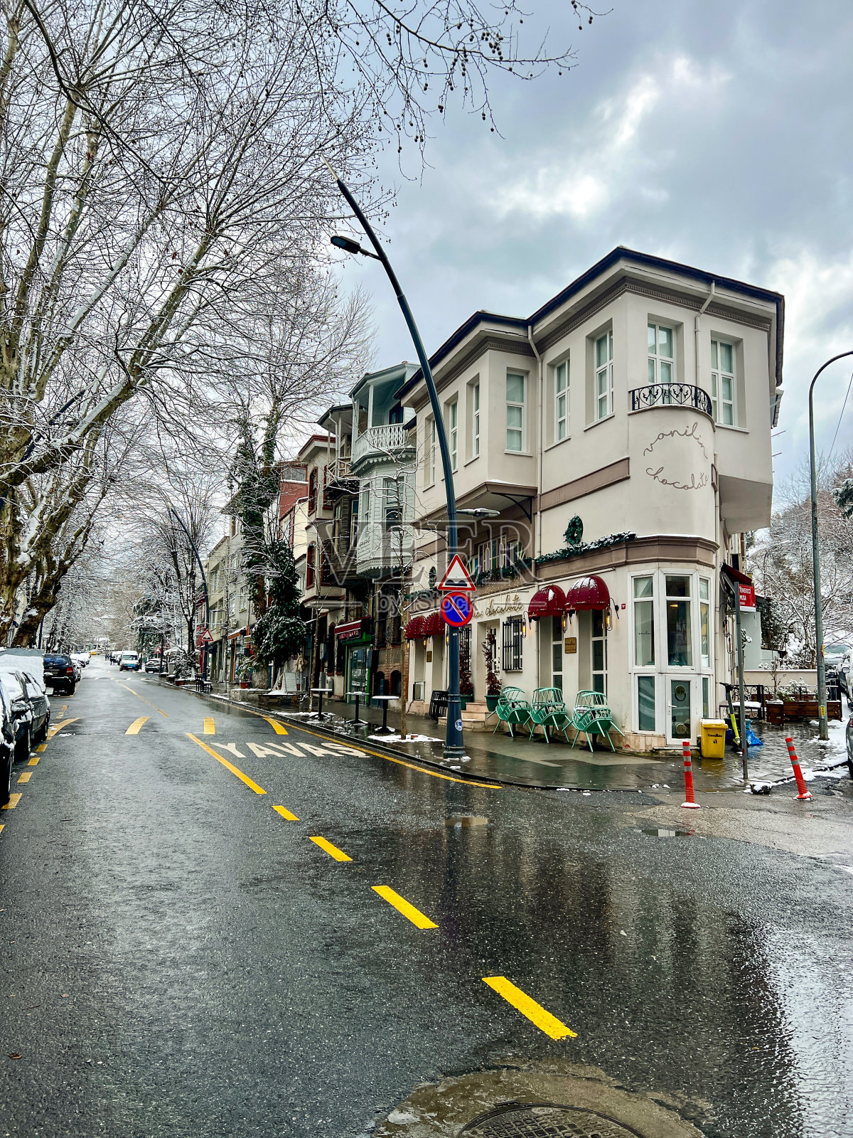 咖啡馆和Kuzguncuk镇的建筑，土耳其共和国伊斯坦布尔的景点之一照片摄影图片