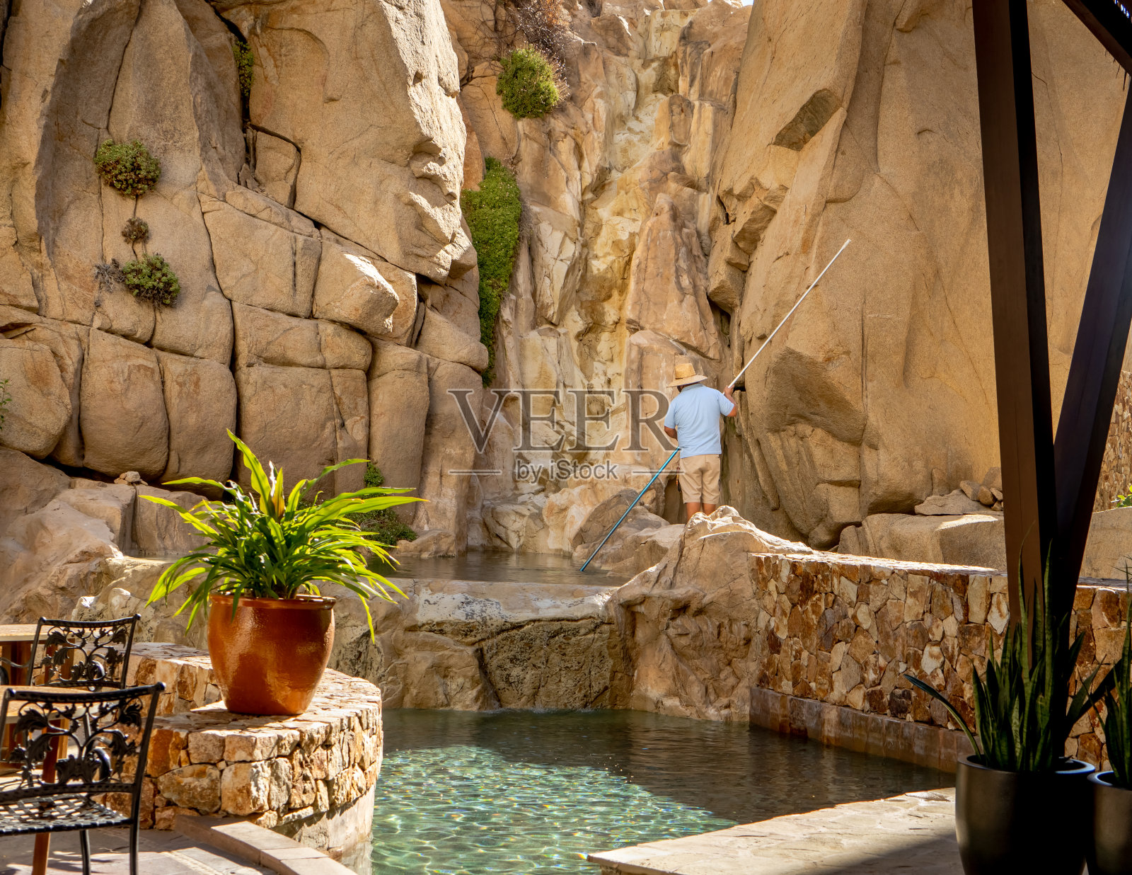 由当地工人保持酒店的清洁照片摄影图片