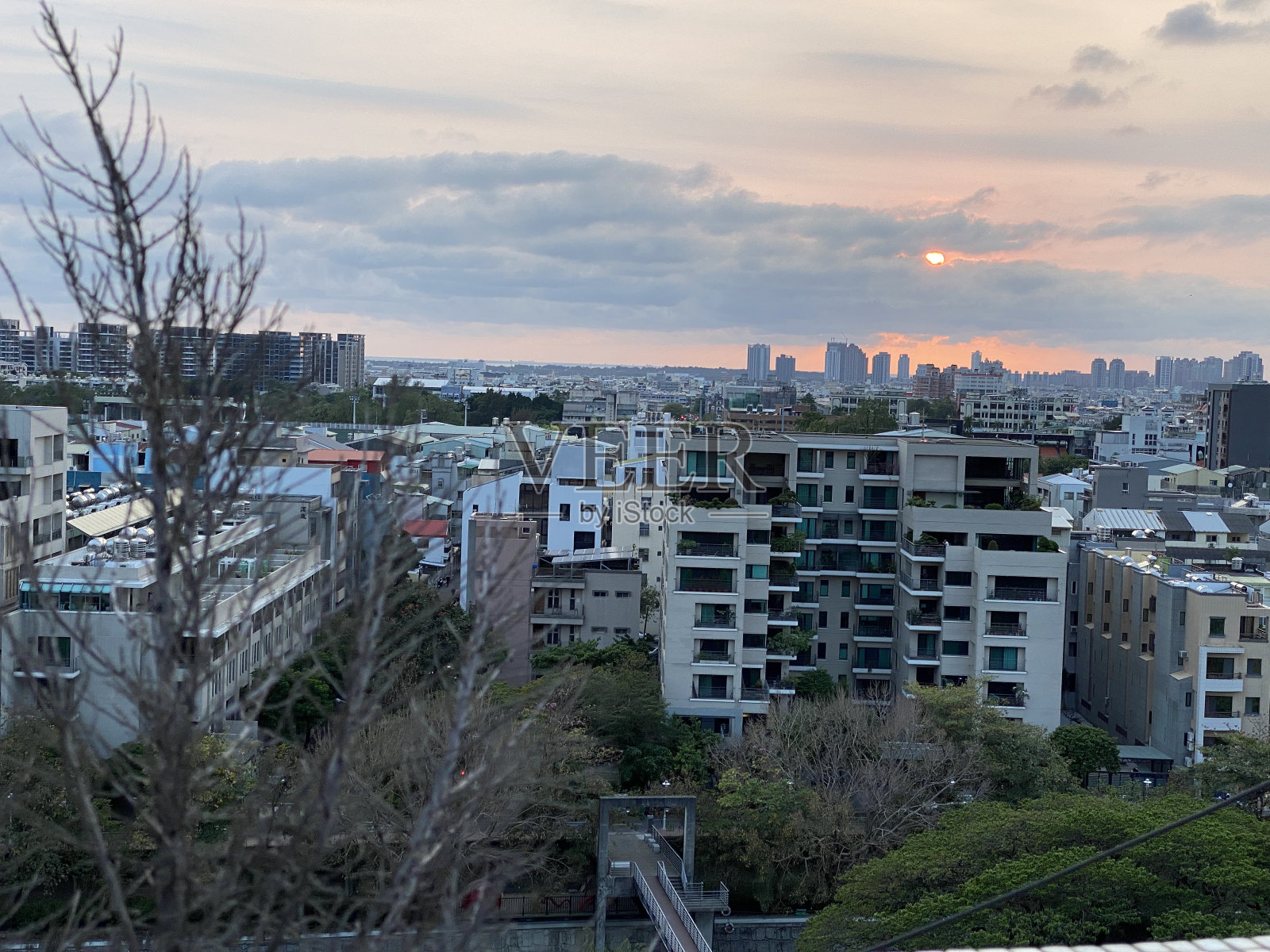 台南-台湾，2022年4月4日，台南市日落。在角照片摄影图片