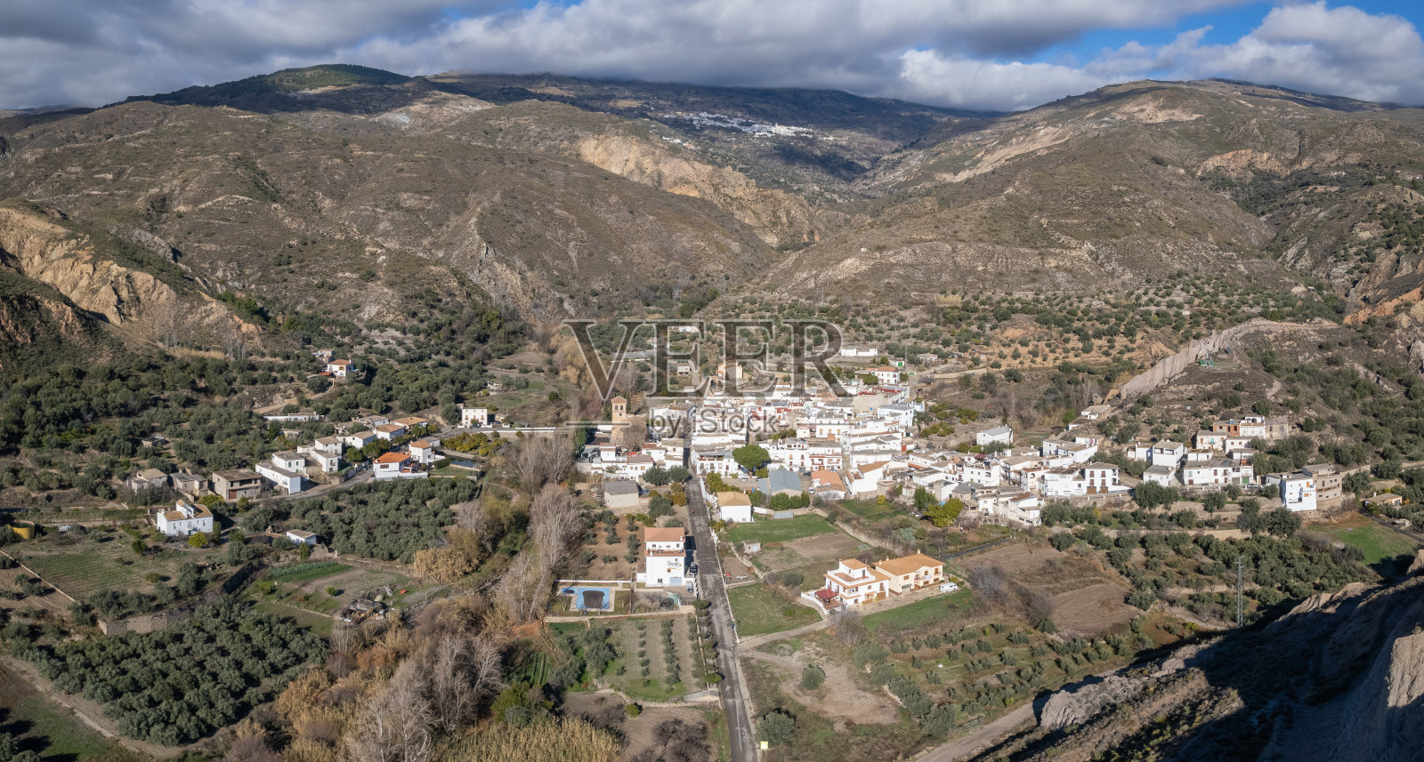 Yator是格拉纳达南部山谷中的一个小镇照片摄影图片