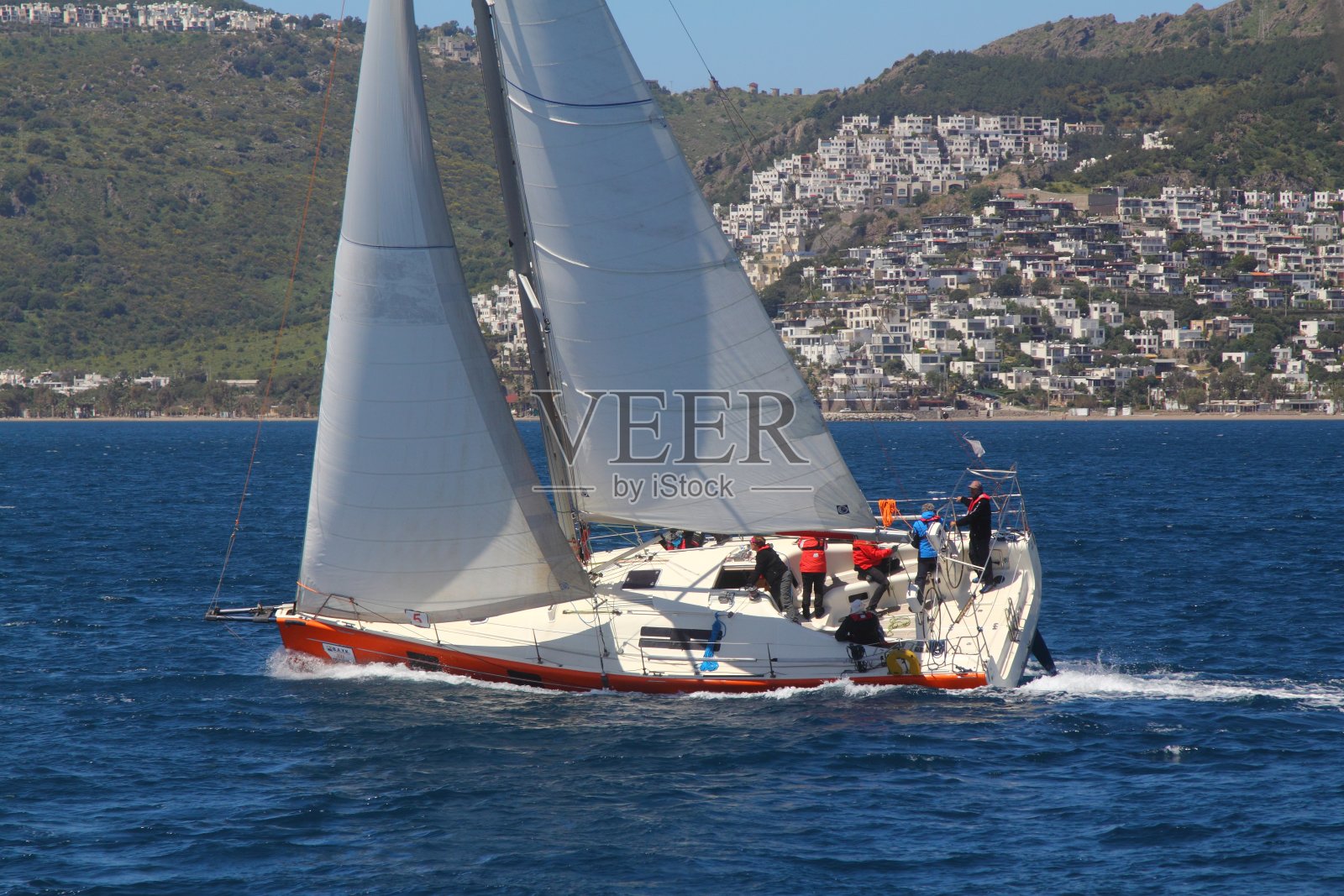 帆船在大风天航行在爱琴海的蓝色水域照片摄影图片