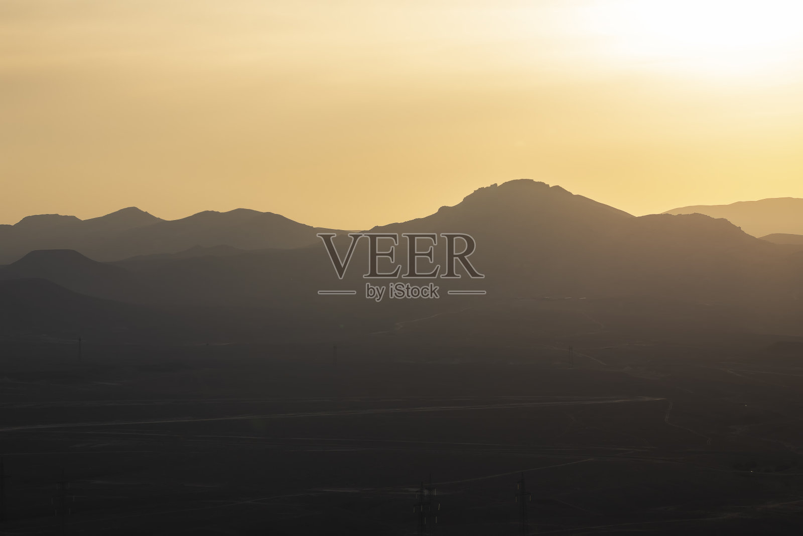 山中的日落。漂亮的柔光照片摄影图片