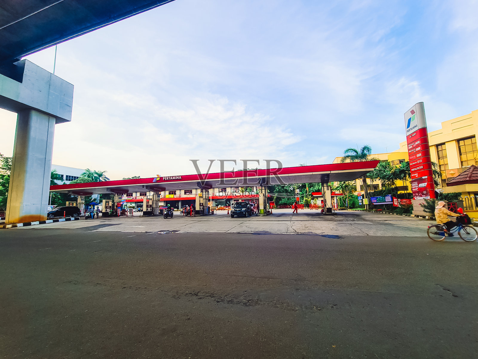 加油站的晨间活动照片摄影图片