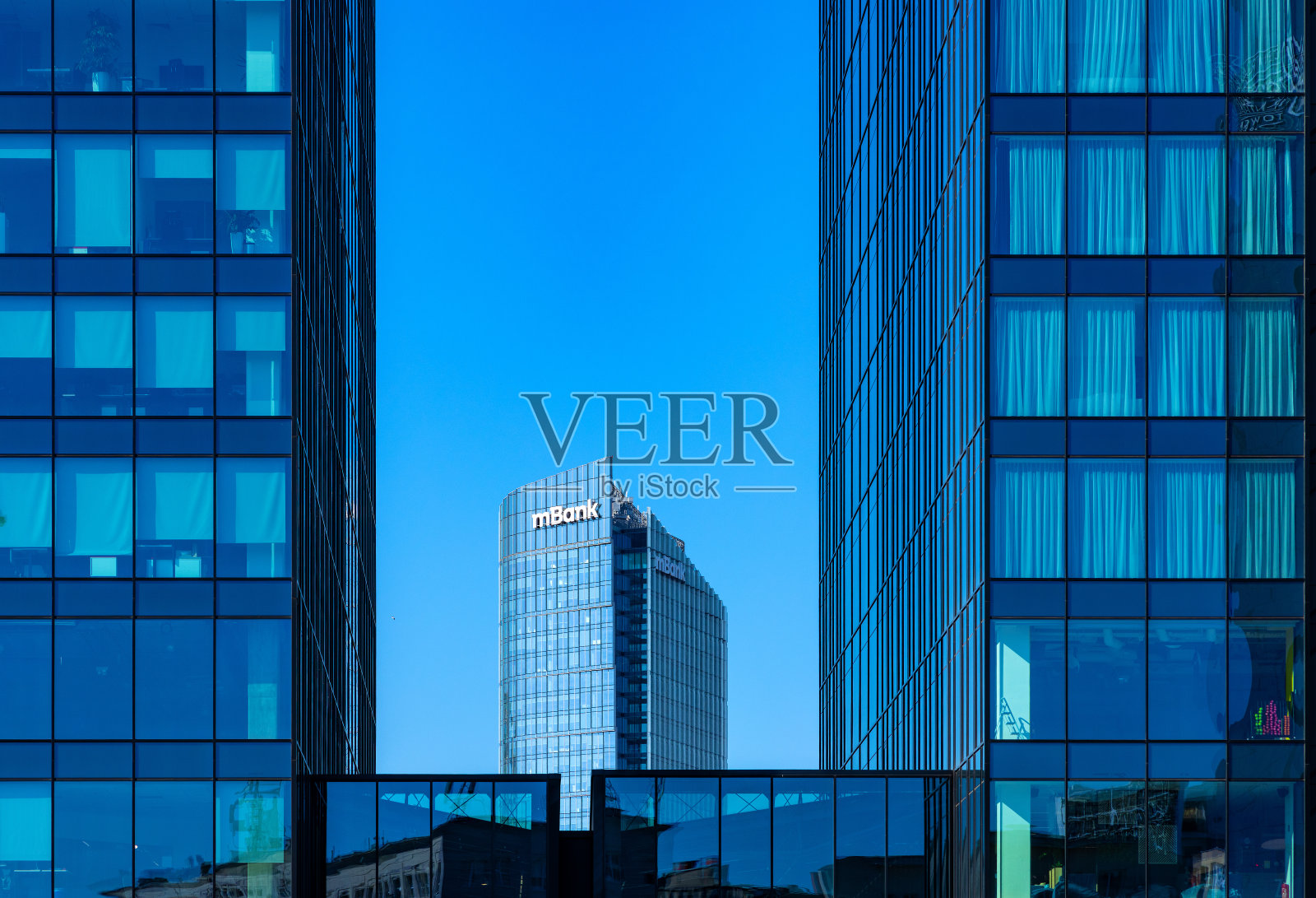 Mennica遗产塔位于波兰华沙市中心Wola商业区Varso广场的塔楼之间照片摄影图片