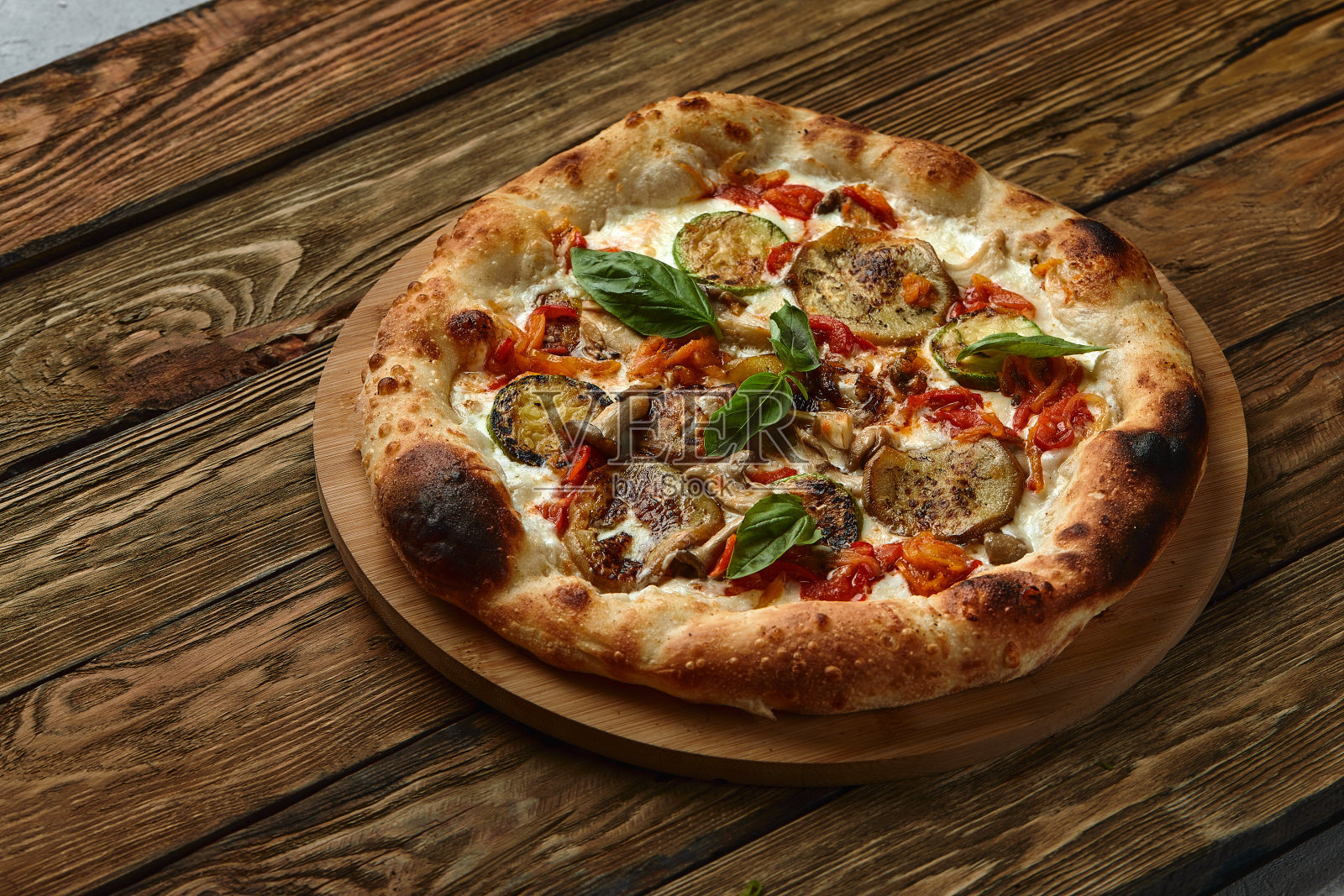 披萨蔬菜西红柿，洋葱，泡菜，蘑菇等素食或素食食品，随时可以吃，没有肉的部分，在桌子上的健康餐，零食户外俯视拷贝太空食物背景质朴照片摄影图片