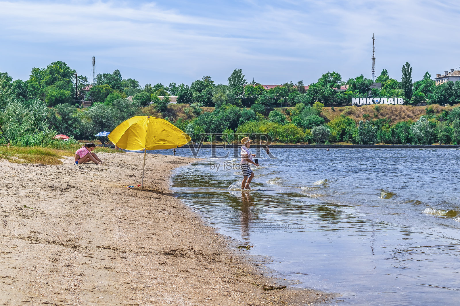 孩子们在Mykolaiv的Strilka海滩上休息照片摄影图片