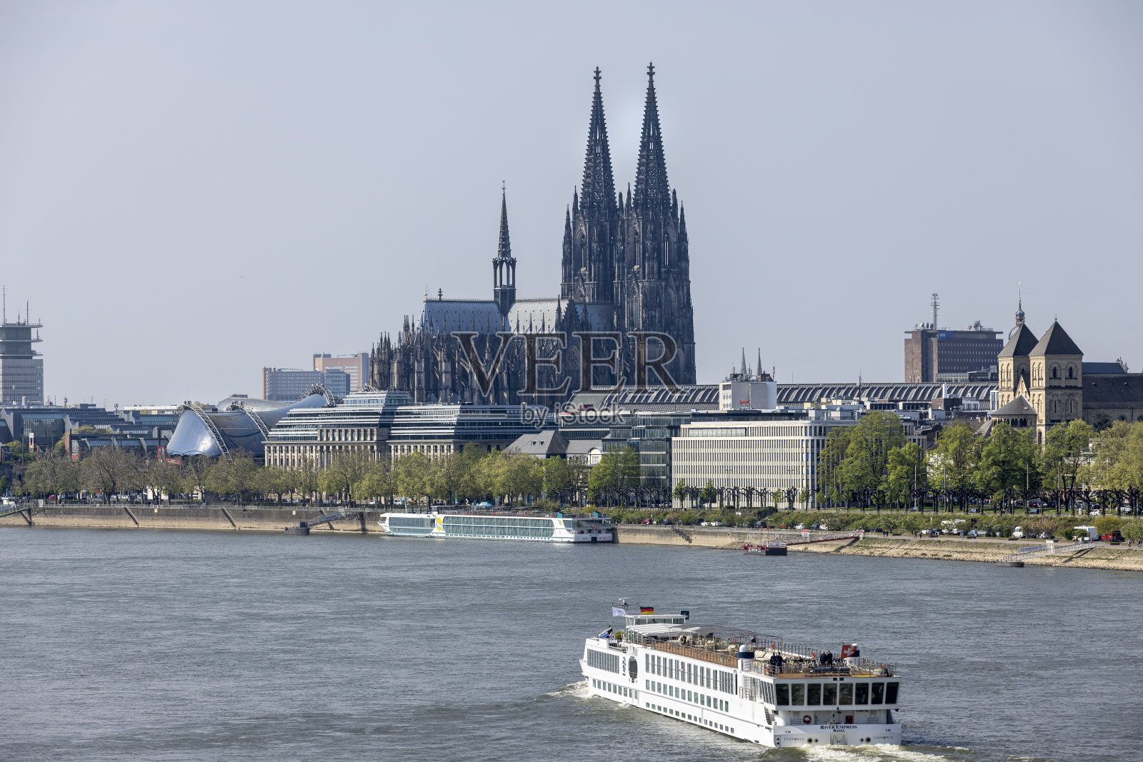 莱茵河在春天流经科隆照片摄影图片