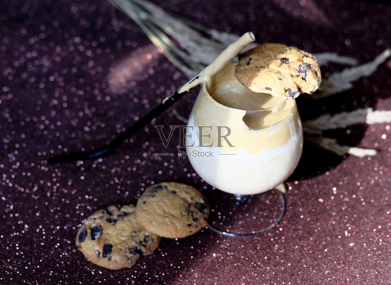 达尔贡咖啡是一种由热牛奶或冷牛奶和奶油咖啡泡沫组成的咖啡。照片摄影图片