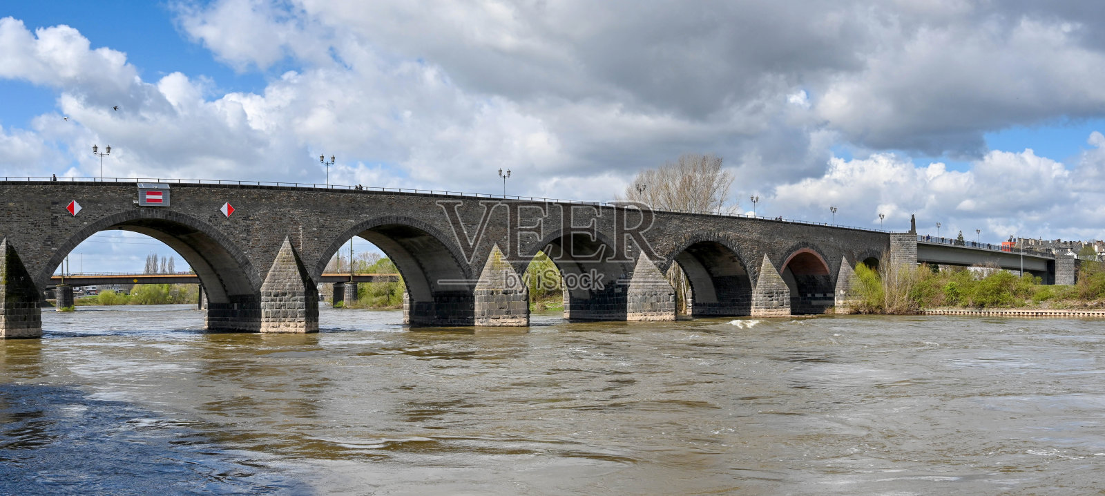 科布伦茨摩泽尔河上的一座古老石桥照片摄影图片