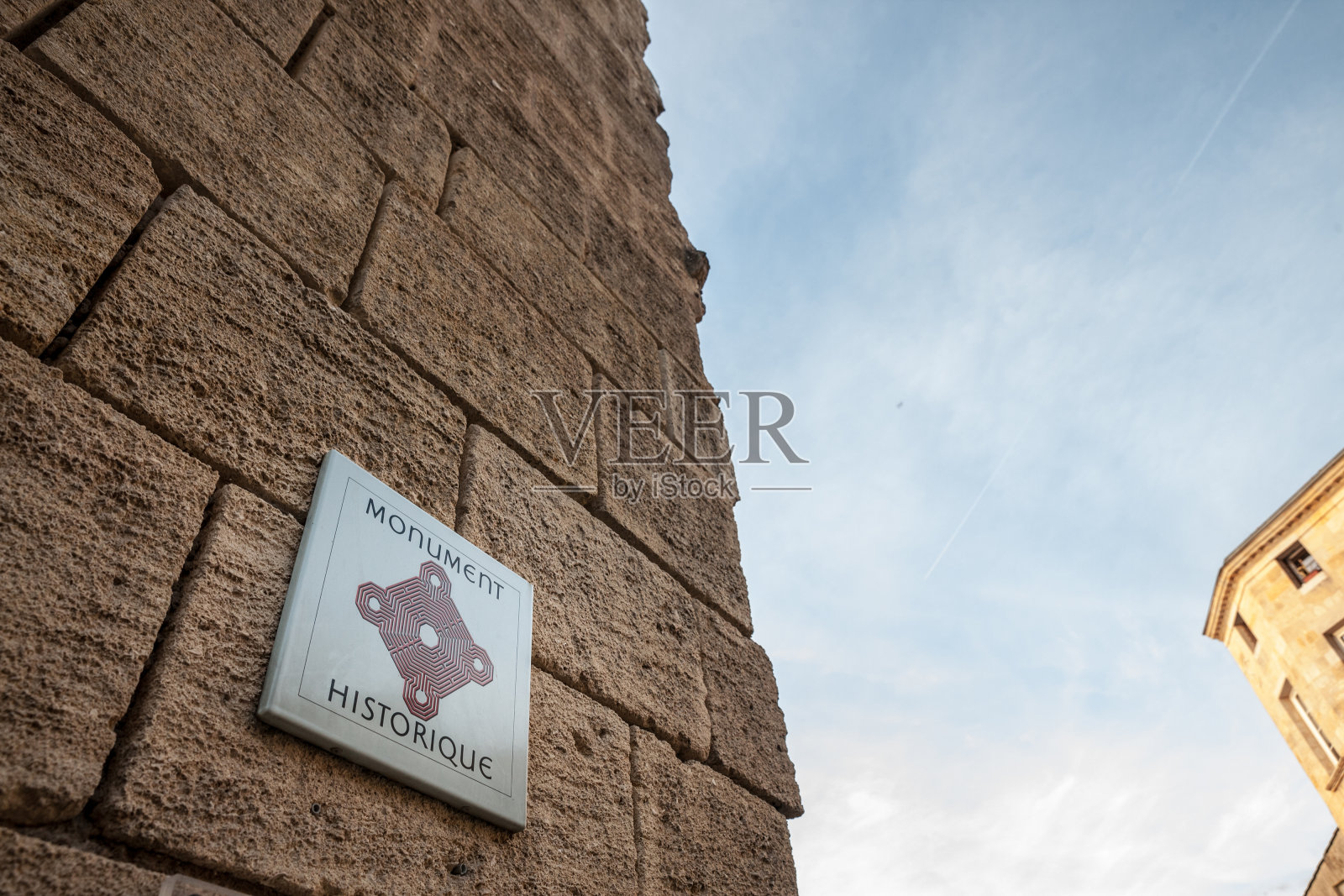 在Bergerac, perigord的建筑上的历史遗迹标志。也就是历史遗迹,是法国受保护的国家遗产。照片摄影图片