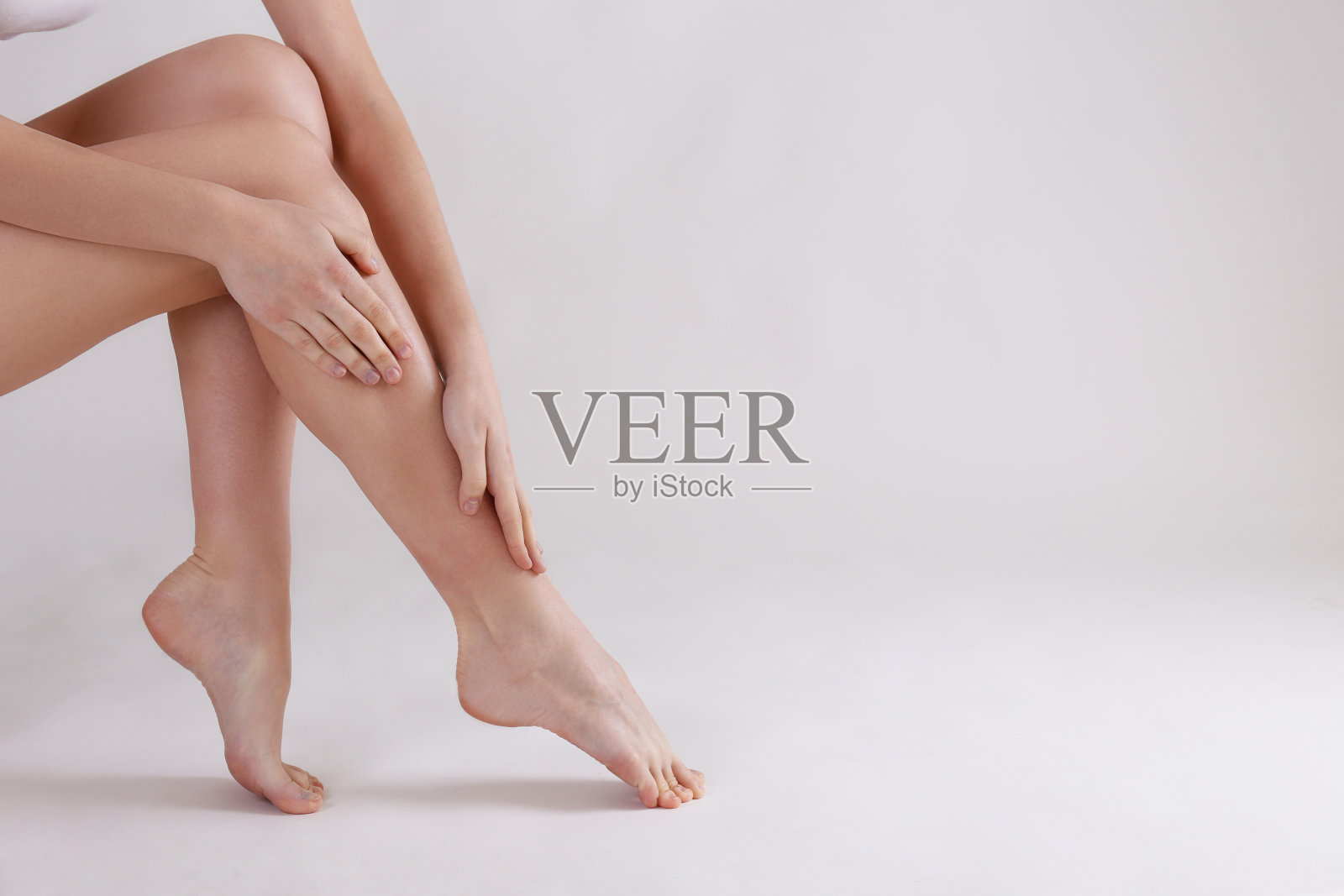 裁剪的工作室拍摄的女性的下半身。照片摄影图片