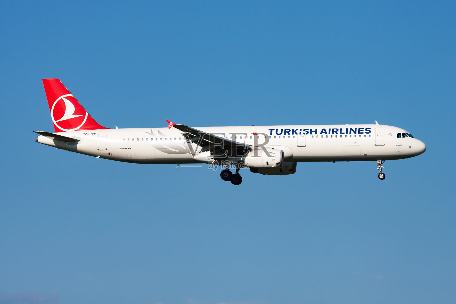 土耳其航空公司的一架客机停在机场。飞行旅行日程。航空和飞机。航空运输。全球国际运输。飞和飞行。照片摄影图片