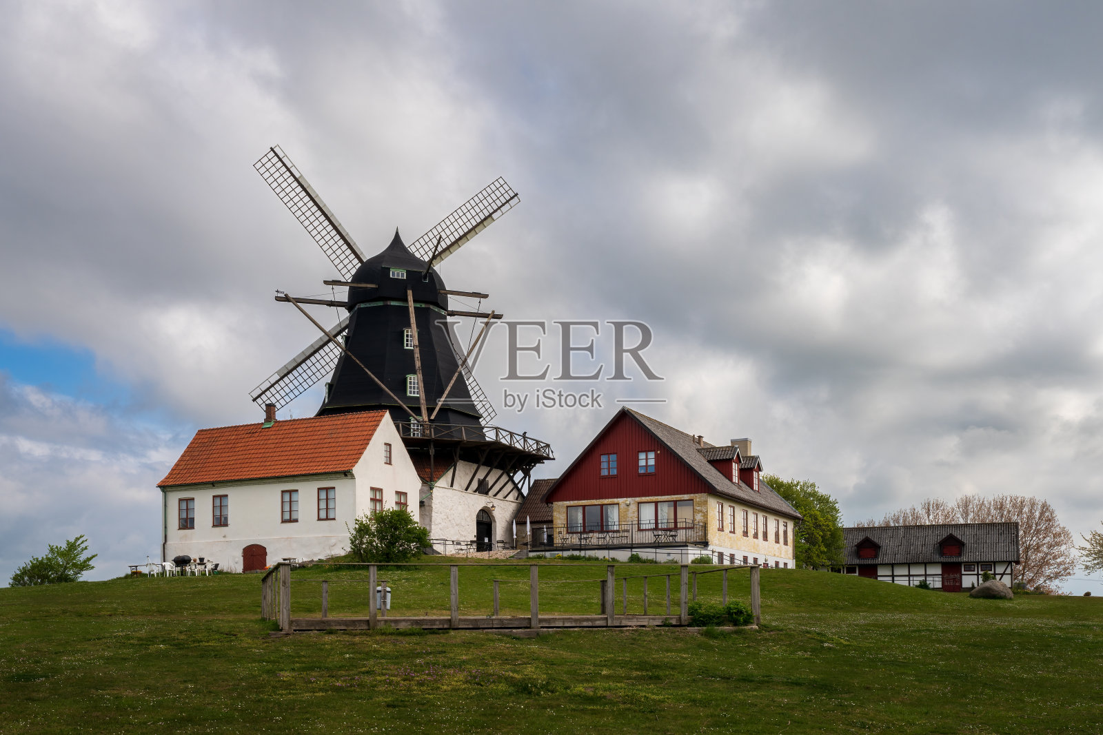 这座古老的风车(Kronetorps mölla)建于1841年,矗立在瑞典马尔默郊外的一座小山上。照片摄影图片
