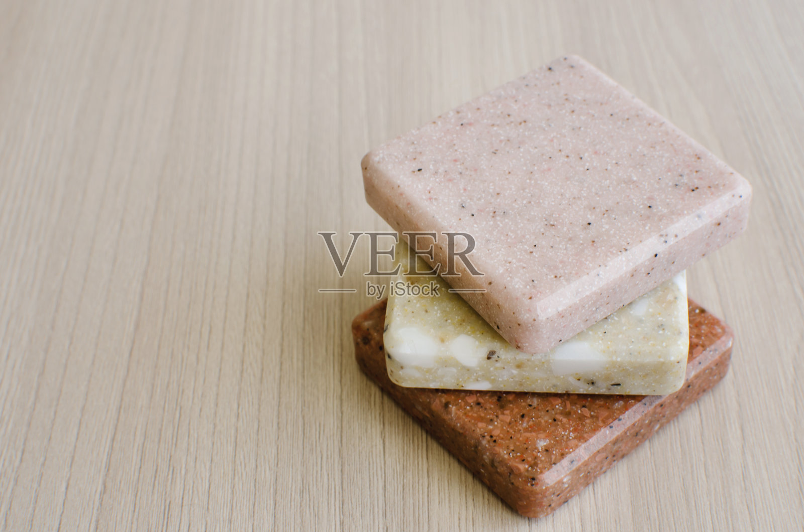 装饰人造石样品，多种颜色，纹理纹理。装修材料，室内装修。人造石或石英样品。放置文本，copyspace。照片摄影图片