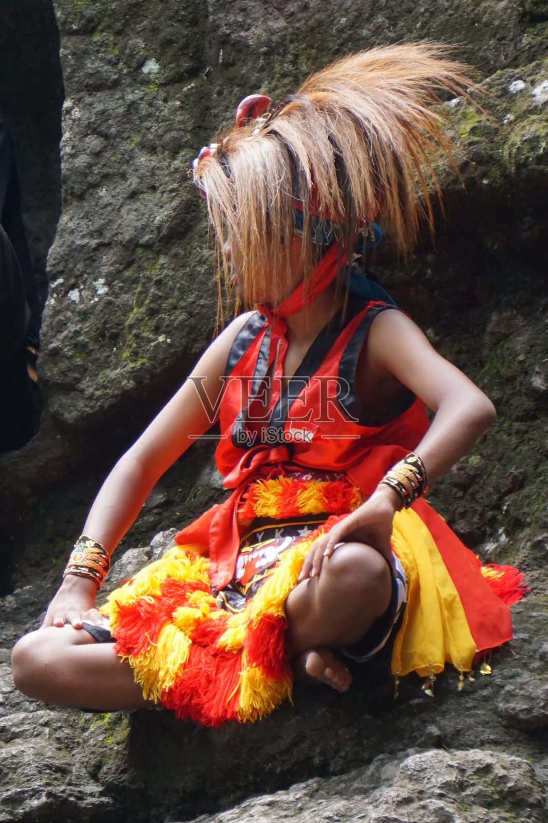 这位艺术家表演的是Jaranan音乐舞者，演奏的是一种传统乐器。Jaranan (kuda lumping, kuda kepang)是来自爪哇的舞蹈照片摄影图片