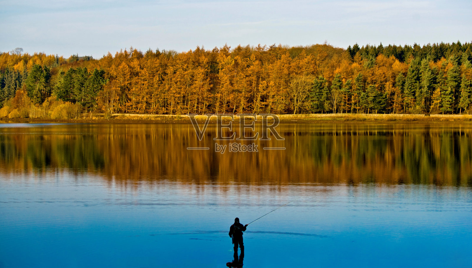 约克郡费斯顿水库的垂钓者或渔夫照片摄影图片
