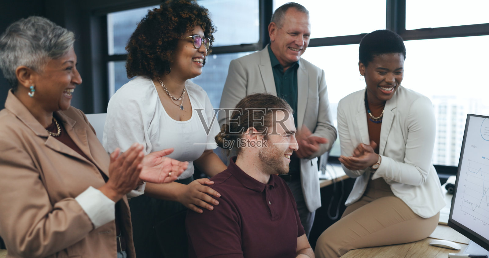 在办公室里，与商务人士就电脑奖金、创业目标、利润或项目庆祝活动鼓掌、击掌。快乐的一群男人和女人与团队合作，成功或支持赢得笔记本电脑照片摄影图片