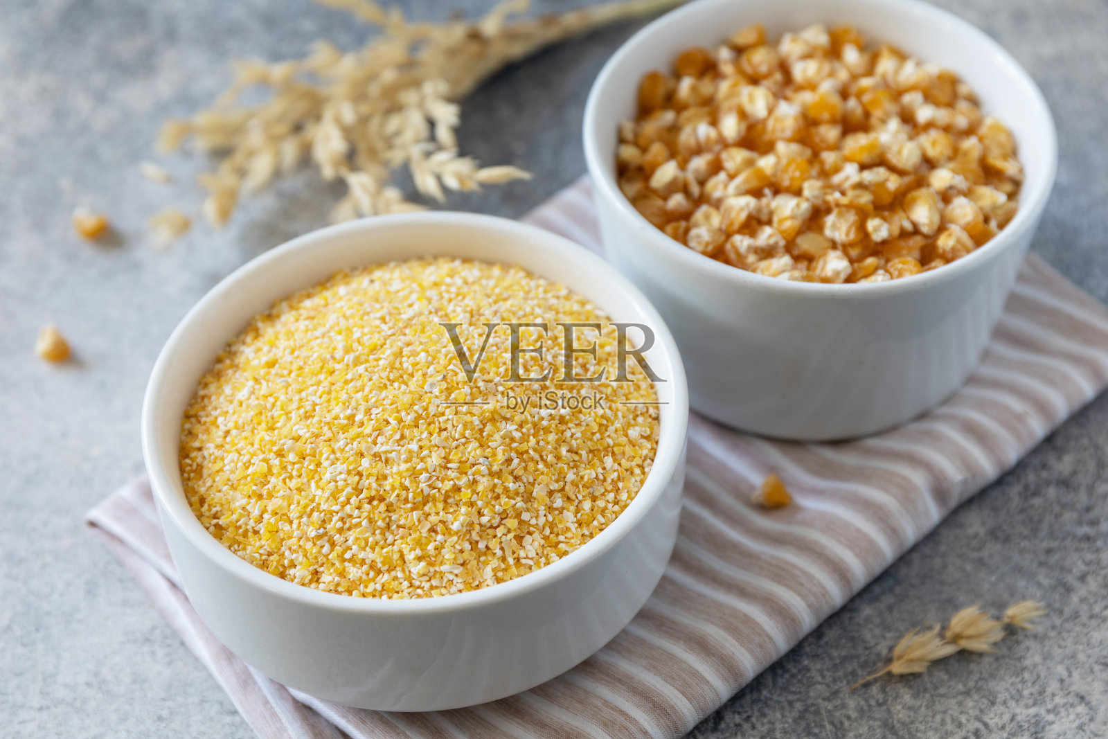 食品和烘焙无麸质蛋白成分Ð '面粉卫生和生玉米在灰色石桌。照片摄影图片