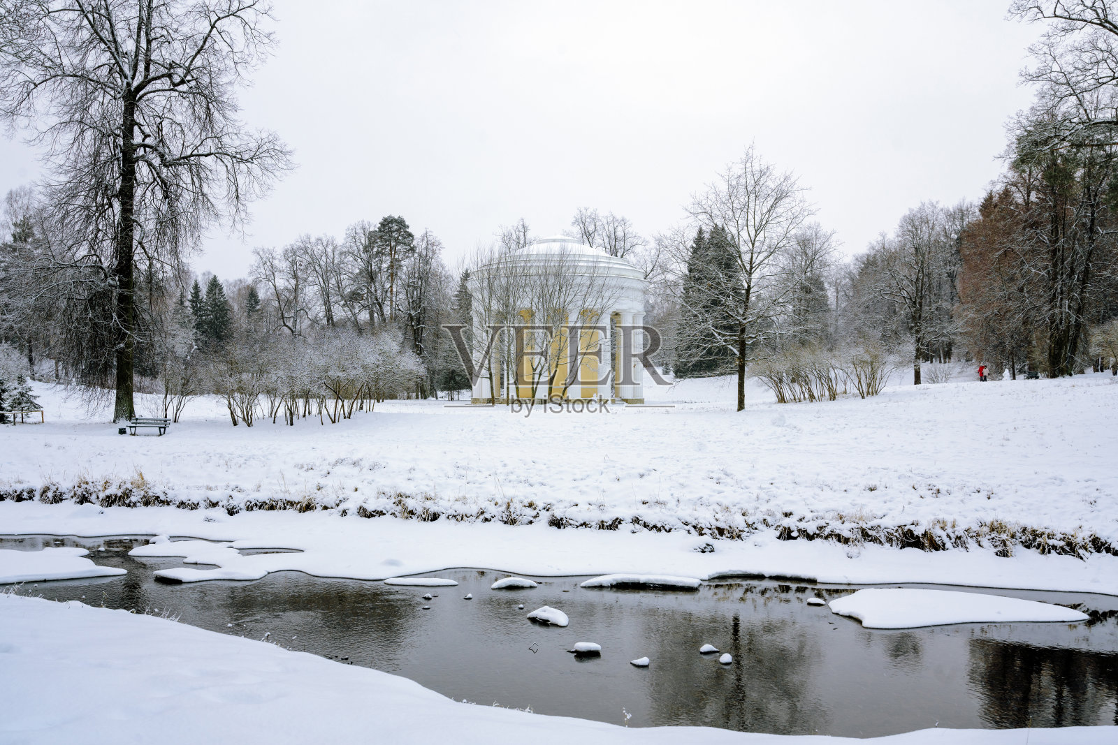 俄罗斯，圣彼得堡，巴甫洛夫斯克，冰雪覆盖多云的冬日里，巴甫洛夫斯克的斯拉夫扬卡河和友谊神殿照片摄影图片