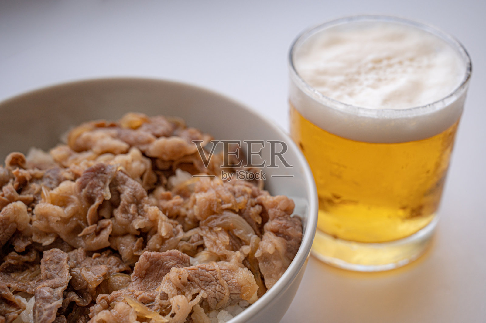 牛肉焗碗和啤酒照片摄影图片